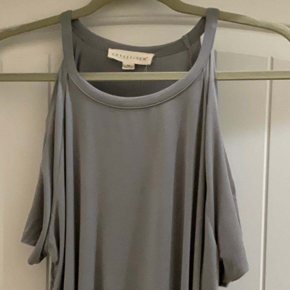 ‼️20‼️ Lovestitch cold shoulder Tee M